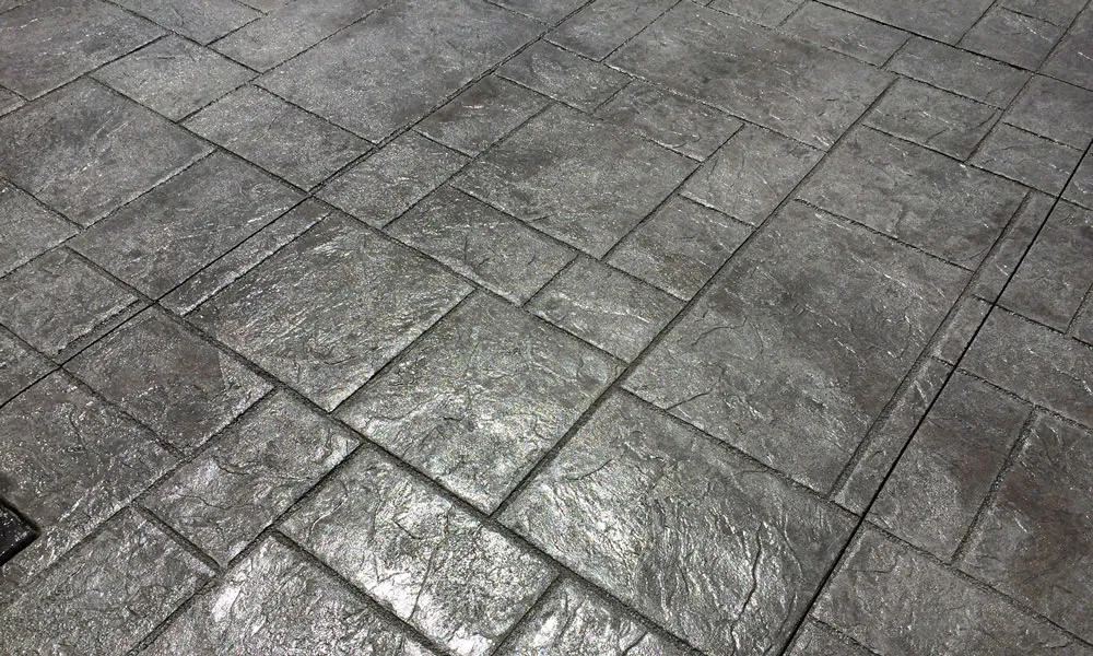 Stamped concrete surface with stone pattern