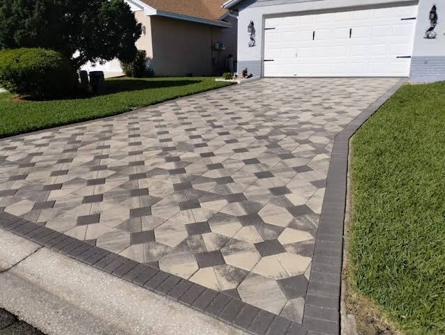 Custom patterned decorative concrete driveway